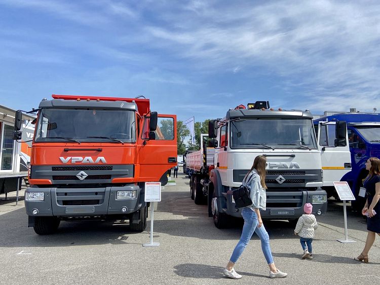 Урал С35510 и грузовой специальный автомобиль с КМУ Урал С34520